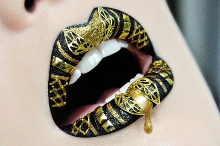 Diseño de labios para halloween con colores negro y dorado como egipcios