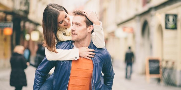 chica abrazando por la espalda a su pareja