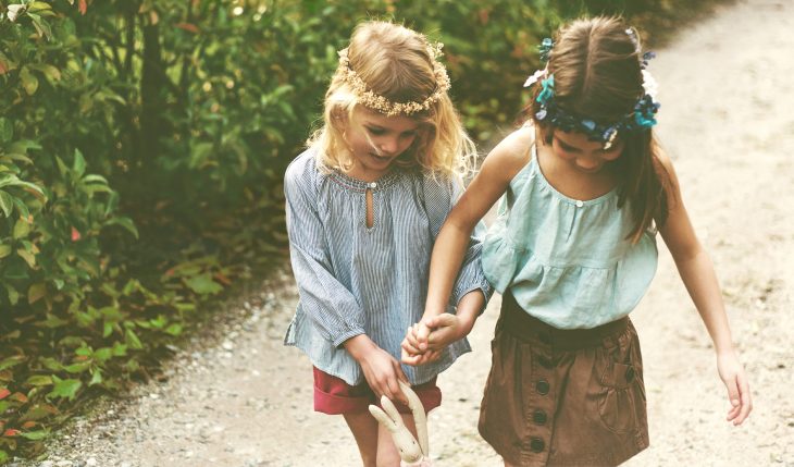 hermanas pequeñas tomadas de la mano