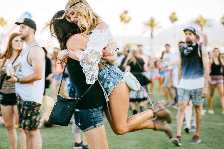 Chicas abrazadas en el festival de coachella 