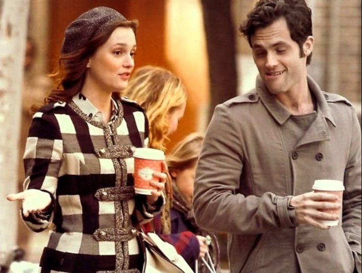 pareja en la calle con cafe