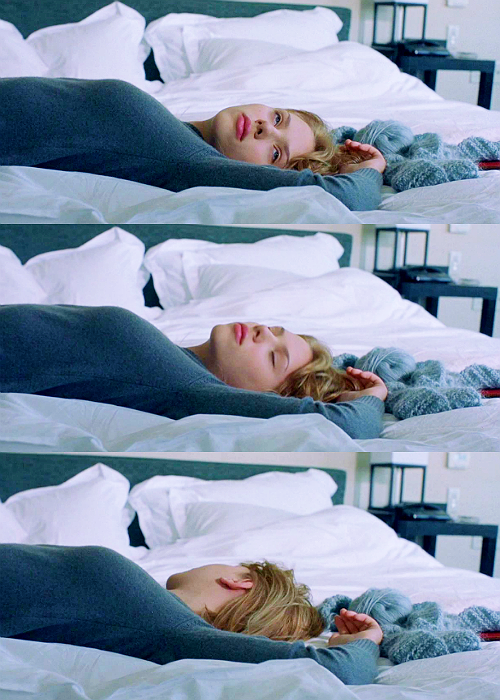 Scarlet johanson recostada en una cama 