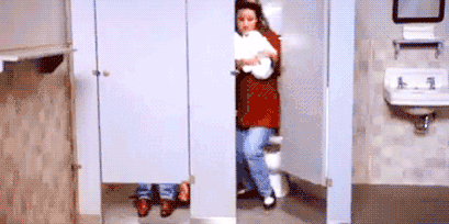 gif chica sacando papel sanitario de toilette