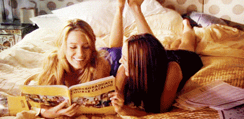 gif chicas leyendo en la cama