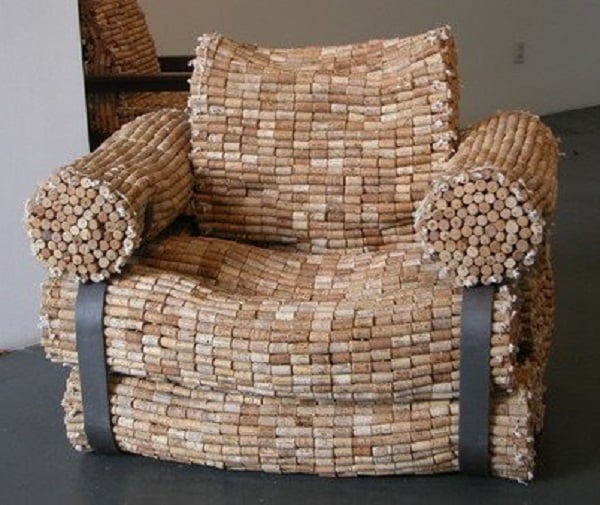 sillón hecho de corchos de botellas de vino