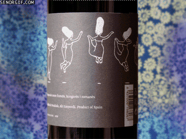 etiqueta en una botella de vino