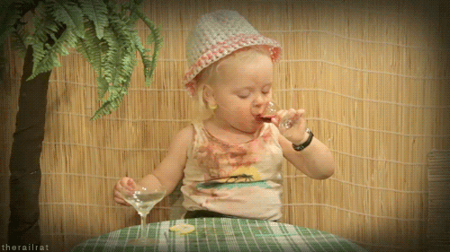 gif niña probando vino