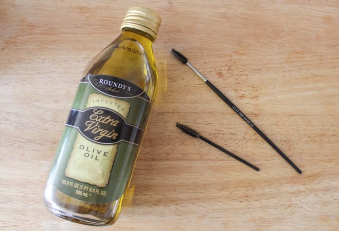 aceite de oliva y aplicadores para pestañas