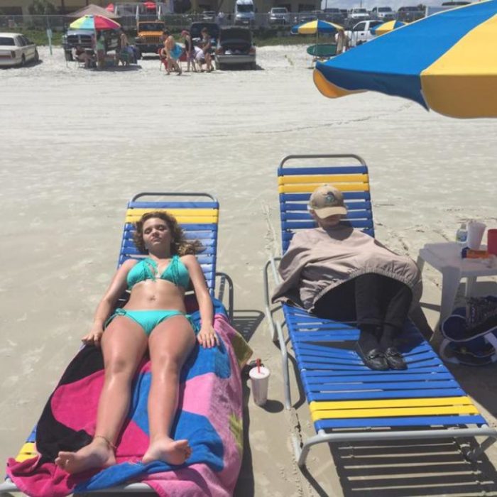 Chicas en la playa, una en bikini y otra con ropa de invierno