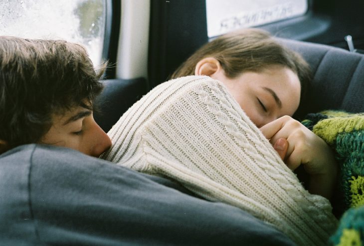 Pareja de novios abrazados y durmiendo 