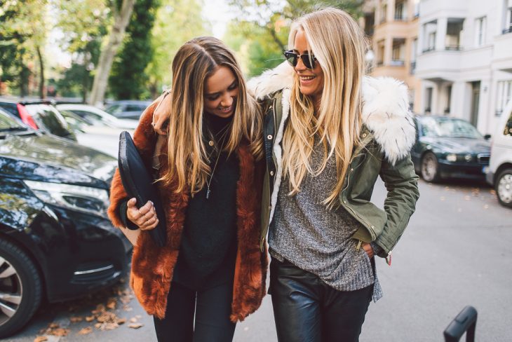 Chicas caminando por la calle abrazadas 