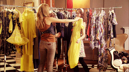 Chicas provandose ropa en una tienda
