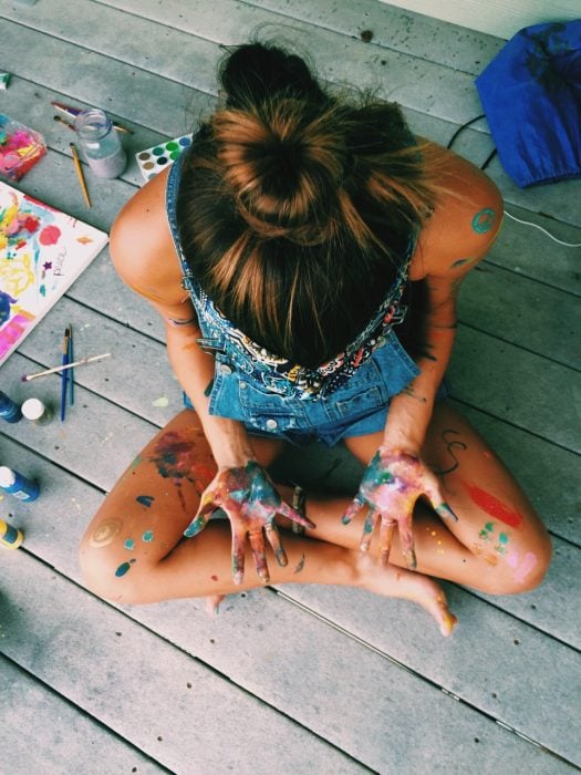 Chica con las manos llenas de pintura