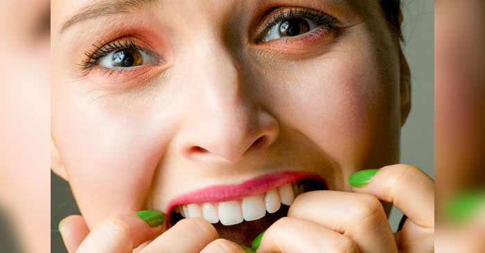 chica ansiosa mordiéndose las uñas