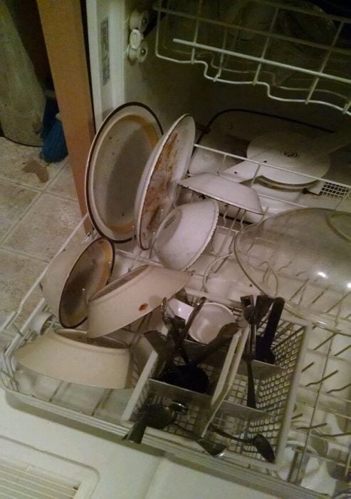 trastes mal acomodados en lavavajillas