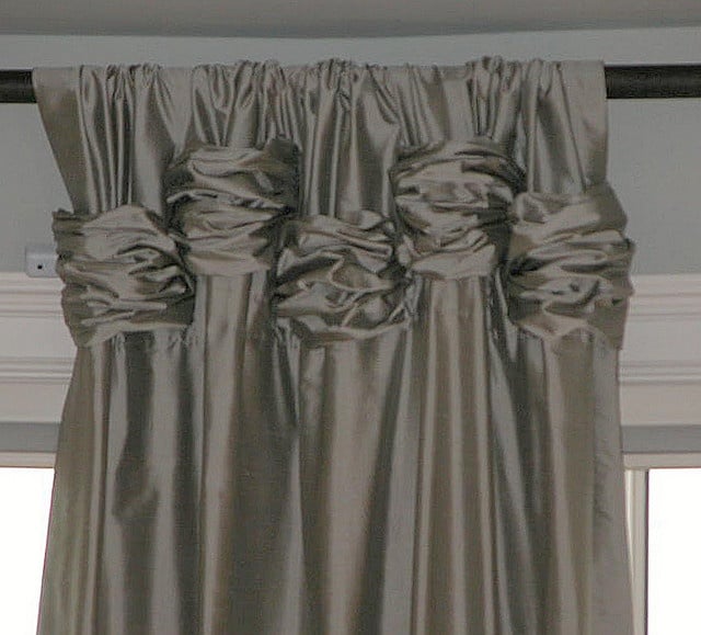 cortinas anudadas en la parte superior