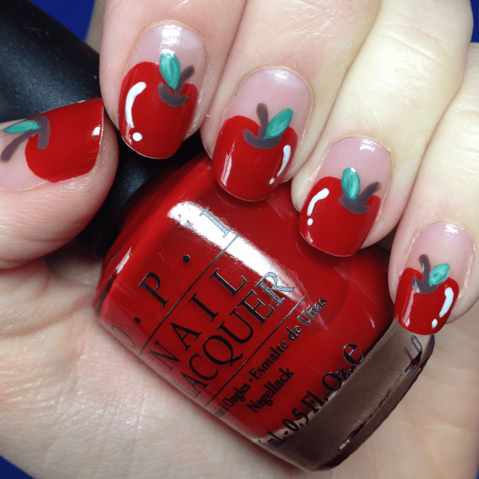 manicure rojo con forma de manzana