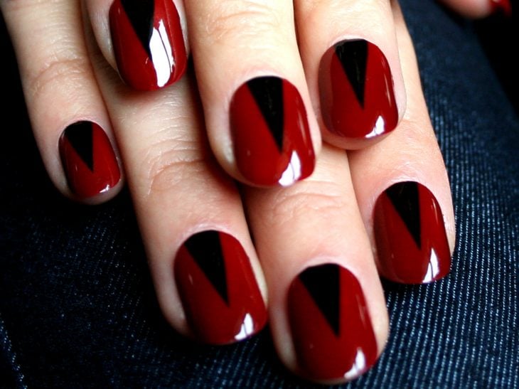 manicure rojo con triángulo negro