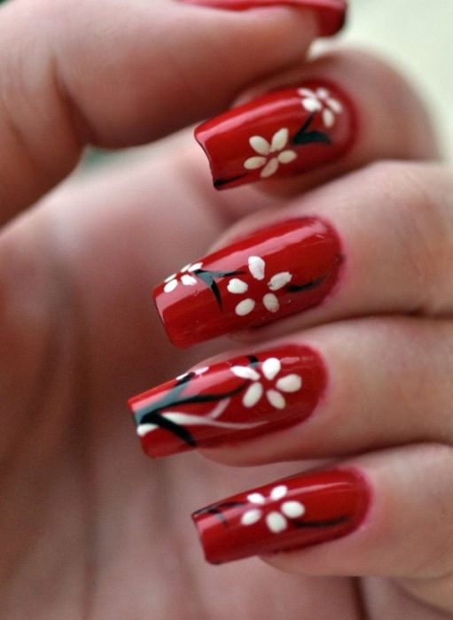 manicure rojo con flores blancas