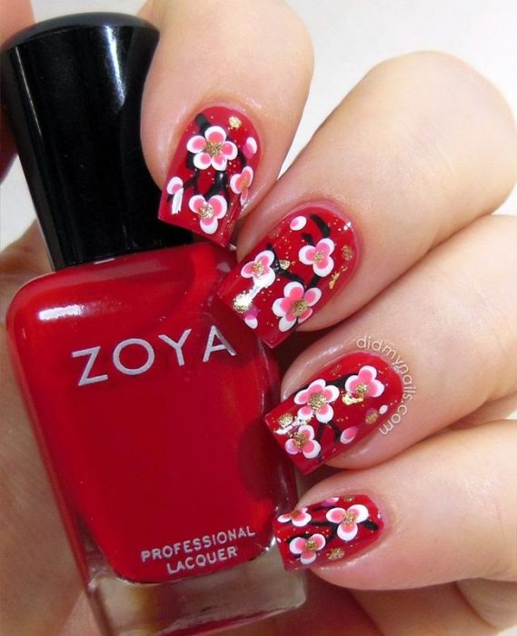 manicure rojo con flores pequeñas