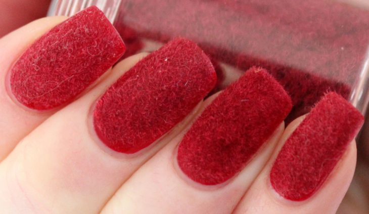 manicure rojo terciopelo