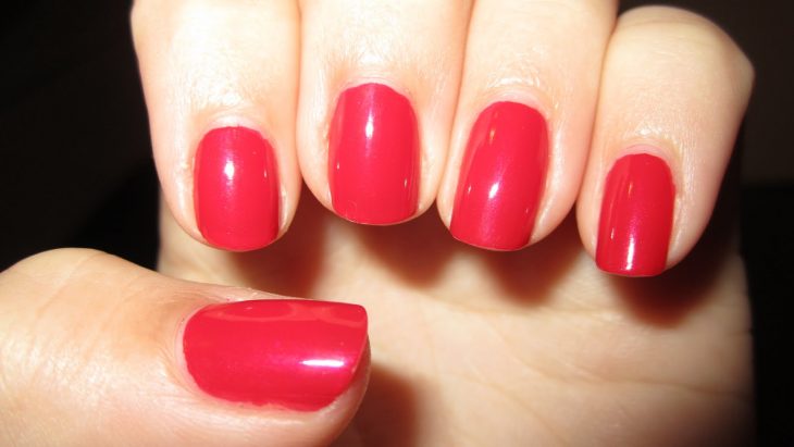 manicure rojo simple