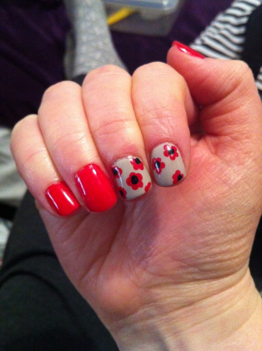 manicure rojo con dos uñas con flores