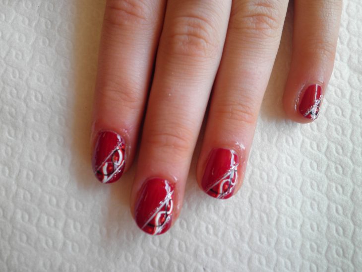 manicure rojo con lineas blancas