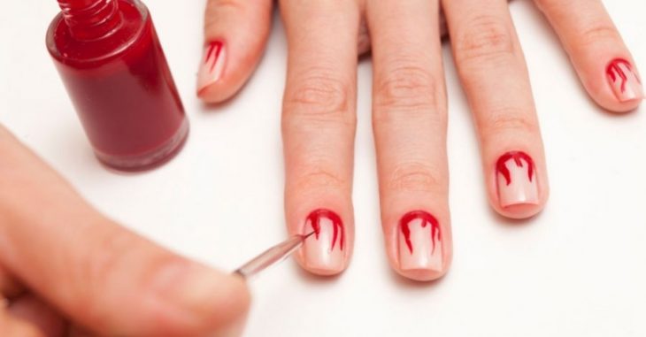 manicure rojo contorno sangre