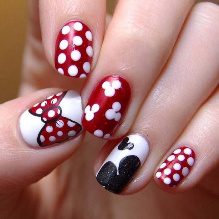 manicure rojo con puntos blancos