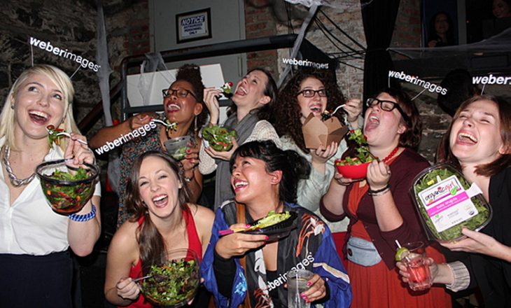 disfraz de chicas felices que comen ensalada