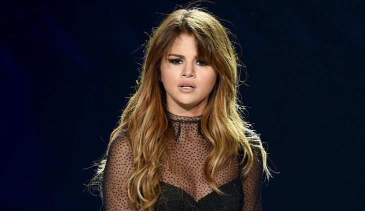 mujer enojada con cabello castaño 