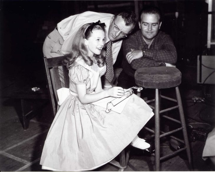 Kathryn Beaumont recibiendo instrucciones para la película Alicia en el país de las maravillas