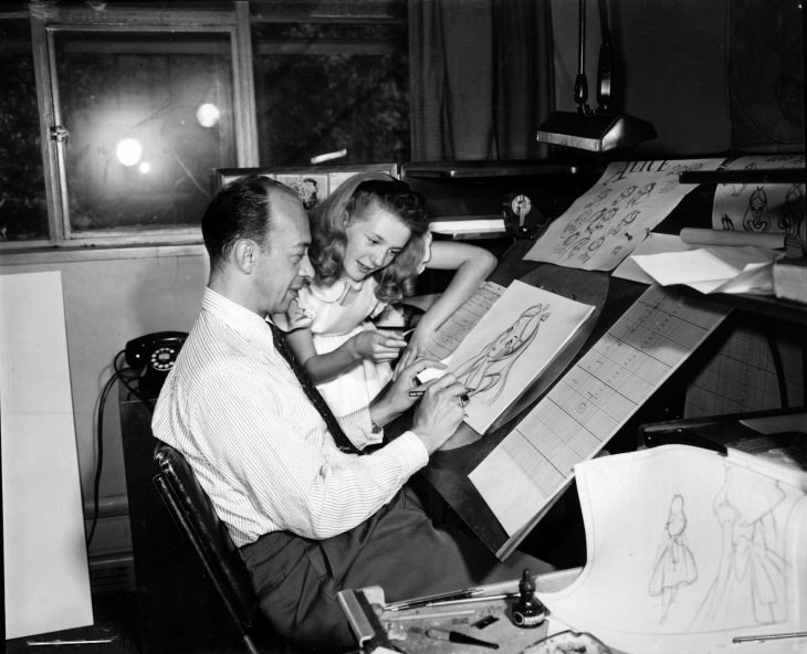 Kathryn Beaumont observando como dibujan Alicia en el país de las maravillas 