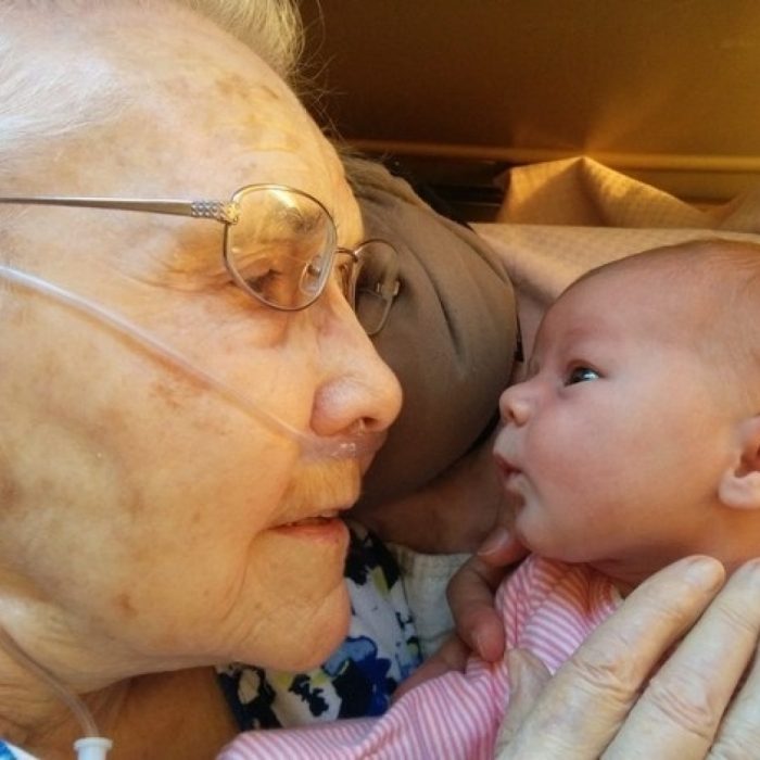Bebé y su abuelita de 92 años