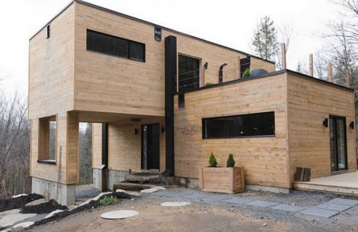 Vista desde el patio de atrás de una casa que fue construida con contenedores 