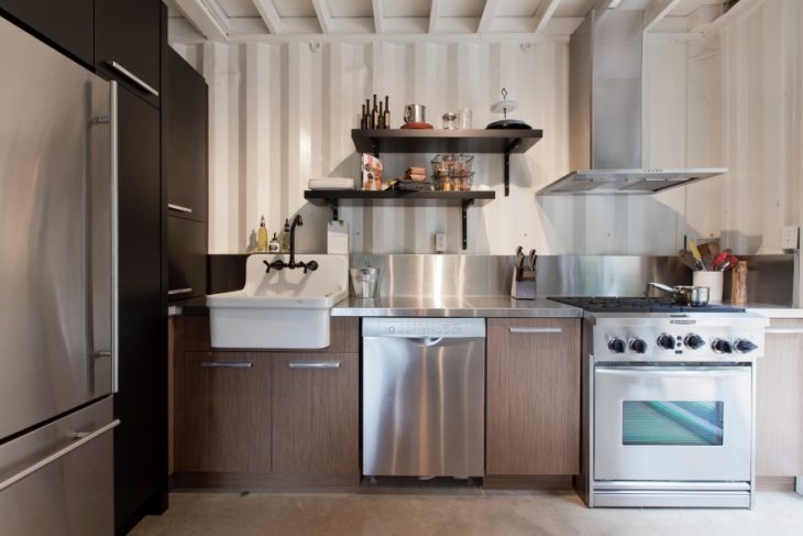 Cocina de una casa que fue construida con contenedores 