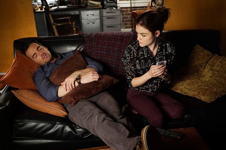 Aria sentada junto a Ezra en una escena de pretty little liars 