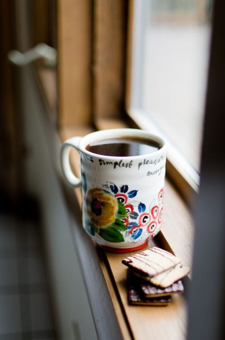 Taza de café en la ventana 