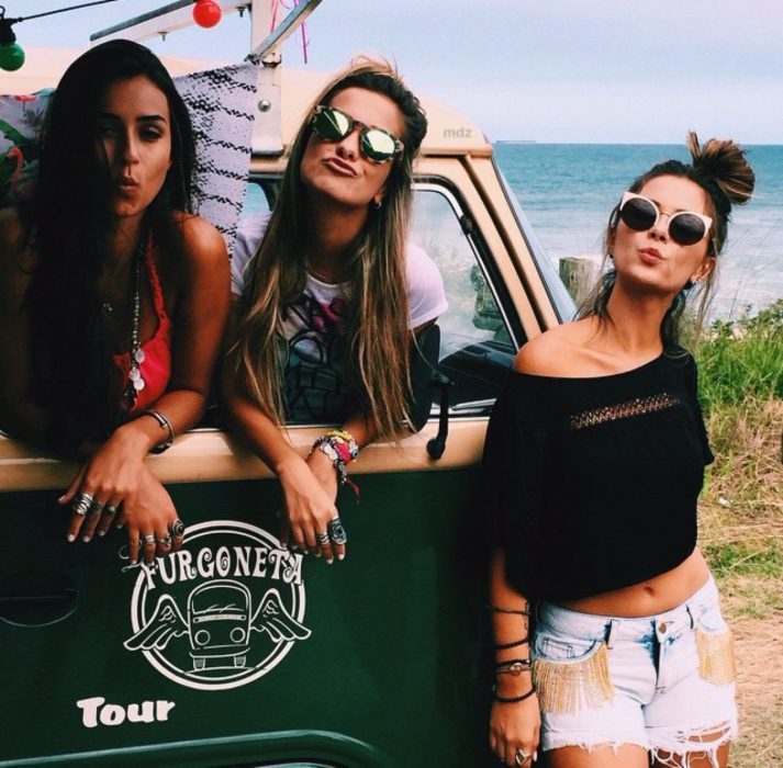 Chicas paradas junto a una camioneta 