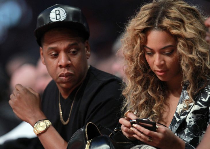 Jay Z celoso de que Beyonce este en el celular 