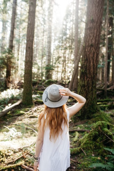 Chica en el bosque 