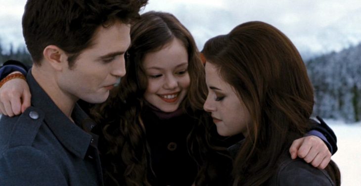 Escena de la película amanecer bella, edward y su hija abrazados 