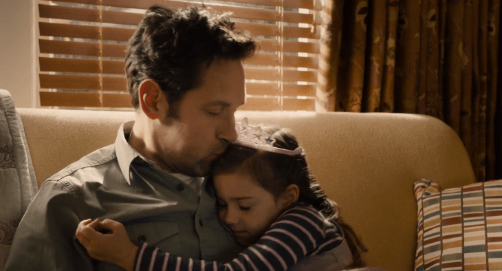 Escena de la película Ant-man padre besando la frente de su hija 