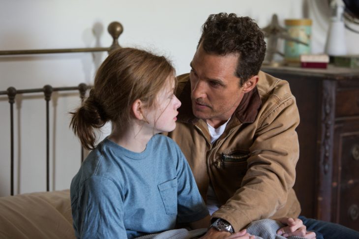 Escena de la película interestelar padre e hija conversando en la cama 