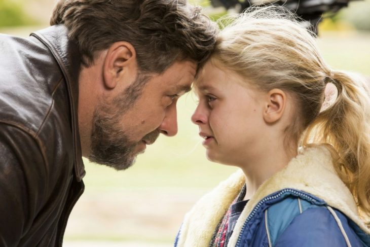 Escena de la película fathers and doughters niña junto a su papá llorando 