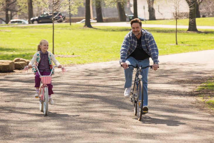 Escena de la película fathers and daughters padre e hija en bicicleta 