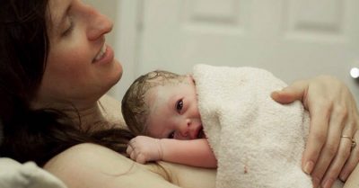 Después del parto, hay una “hora sagrada” para la madre y el bebé que no se respeta