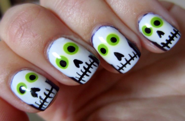 Uñas para halloween diseño calaveras 