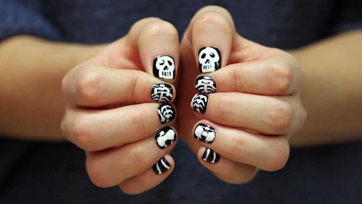 Diseño de uñas para halloween de esqueleto 